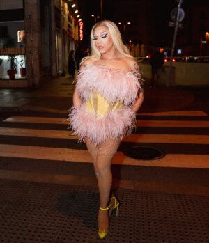 Lolita Banana Instagram - Las noches de Madrid 

Photo @satnof_ 
Look @maison_rd & @teloscostumier 
Hair @brazilianwigmaker 
Shoes @louboutinworld