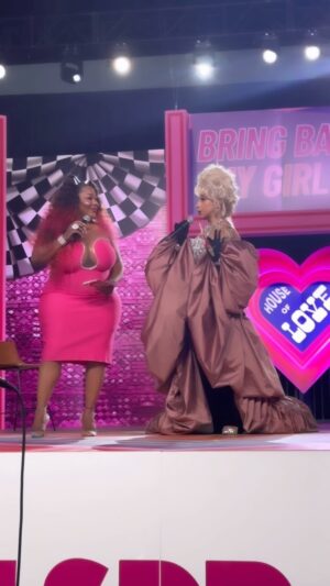 Lolita Banana Instagram - Ha llegado el momento... ¡de traer de vuelta a nuestras chicas! 🤩 Aquí tienes un adelanto de nuestras reinas de la S1 de #DragRaceMexico llevándolo todo a la pasarela en el escenario de #BringBackMyGirls, con las anfitrionas @tsmadison y @lalolitabanana 🇲🇽

☕️ La temporada 4 de #BringBackMyGirls llegará PRÓXIMAMENTE a @wowpresentsplus en todo el mundo

🎟️ Entradas a la venta en rupaulsdragcon.com 
🌴 LA: Hoy y mañana, 19 y 20/7 
🇬🇧 RU: 10 y 11/1/2025

—

The time has come… to bring back our girls! 🤩 Here’s a sneak peek at our #DragRaceMexico S1 queens bringing it to the runway on the #BringBackMyGirls stage, with hosts @tsmadison and @lalolitabanana 🇲🇽

☕️ #BringBackMyGirls Season 4 is coming soon to @wowpresentsplus worldwide

🎟️ Tickets on sale at rupaulsdragcon.com
🌴 LA: Today   tomorrow July 19 & 20
🇬🇧 UK: 10 & 11 Jan 2025