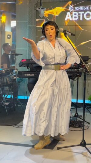 Lolita Milyavskaya Instagram - «Когда весь мир дышит перегаром, Ты моё море». И это всё адресовано слушателю Авторадио. Люблю живые концерты, хоть и сложнее без зрителя петь. И Косте @elcostalacoste спасибо за то, что пришёл поддержать🙏❤️