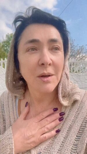 Lolita Milyavskaya Instagram - Когда натыкаешься на «комментаторов», которые орут, что надо национализировать имущество артистов, (я сейчас только про этот сегмент), потому что «они заработали его на зрителе страны, а тратят, как хотят», то хочется поставить акцент на слове ЗАРАБОТАЛИ,а не сп—-ли.