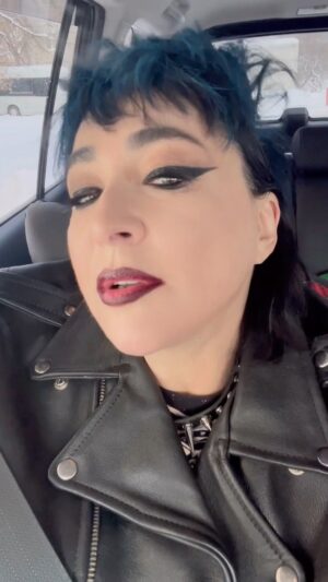 Lolita Milyavskaya Instagram - «Поездатый Новый Год» в авторской и продюсерской версии Насти Ивлеевой @_agentgirl_, будет «на районе» Ютуба совсем скоро‼️⁣⁣⠀
Как же меня Потрясает эта девочка!!! Говорю это не первый раз❤️✌️ Хоть сейчас мороз и сниматься сложновато, но Настина Энергия окормляет всю большую съёмочную группу!!!⁣⁣⠀
Буду по чуть-чуть выкладывать!! Уверена, Вам Зайдёт👻🍾✌️😘