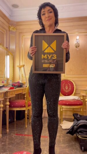 Lolita Milyavskaya Instagram - Спасибо за памятную именную табличку 🙏МУЗ-ТВ @muztv! 25 лет, начиная с Кабаре-дуэта «Академия», я имею отношение к этому каналу, как артистка🙏 Спасибо Арману Давлетярову @arman_dav, что когда -то выпустил в эфир🙏 Спасибо Всей новой Команде канала за поиски новых форм и решений музыкального вещания🙏✌️Поздравляю всех зрителей, первым из которых уже за 25🙏❤️❤️✌️