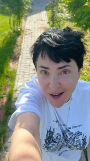 Lolita Milyavskaya Instagram - Ловите всё, что сняла за две недели «отдыха». Воистину, Май-Труд)!⁣⁣⠀
Кто-нибудь, остановите меня от секаторов и прочей хрени на батарейках✌️👻⁣⁣⠀
Но больше всего огорчает, что черешня созреет без меня, хотя я и зеленые плоды успела в рот засунуть)!