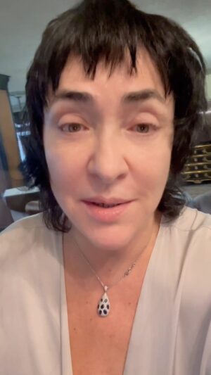 Lolita Milyavskaya Instagram - Давно так не злилась.. Очень важно Ваше мнение всем, кто 6 месяцев от авторов, записи, съёмки и монтажа, делал эту работу! Клип называется «ПО-ДРУГОМУ»!