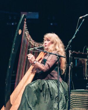Loreena McKennitt Instagram - Un ambiente místico ha invadido el Pantano de Lanuza 💫. Loreena McKennit nos ha transportado a parajes de leyenda haciendo resonar ritmos celtas y emocionando a un público cautivado. ¡Un concierto de lujo! 🎻🎼
.
.
#pirineossur #pirineossur2024 #lanuza #valledetena @lasttourorg @bigstar_music @dphuesca @loreenamckennitt @elbosquesonoro

📸 @jaimeoriz