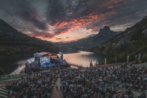 Loreena McKennitt Instagram - Loreena concluded the Spanish leg of The Mask and Mirror Tour Anniversary Tour at Pirineos Sur Festival @pirineossur. 

The tour heads to Germany with concerts in Cologne, Mainz and Munich — before the final leg of six shows in Italy. 

🎟️ Find tour tickets using the bio link @LoreenaMcKennitt
 
#Spain #España #Espana #Barcelona #BCN @seriousfanmusic.es 

📸 @MarkMcCauley