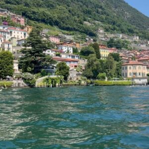 Lorena Castell Instagram - Me han regalado un día hermoso navegando el Lago di Como 💙
Che idea 💫