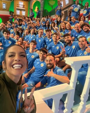 Lorena Castell Instagram - Hoy se estrena @grandprix_tve y @leoharlem_oficial y yo somos los padrinos!!! Corre que las risas están aseguradas … 

Gracias @ramon.garciaoficial @iamcristinini @wilburvictor por una noche tan divertida ;)

Arriba mi equipazo de Almacelles 💙

📸 @pabloestrada_fotografia
