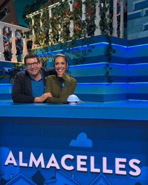 Lorena Castell Instagram - Hoy se estrena @grandprix_tve y @leoharlem_oficial y yo somos los padrinos!!! Corre que las risas están aseguradas … 

Gracias @ramon.garciaoficial @iamcristinini @wilburvictor por una noche tan divertida ;)

Arriba mi equipazo de Almacelles 💙

📸 @pabloestrada_fotografia