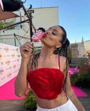 Lorena Gómez Instagram - RAINBOW de @dulceida 

Pude hacer hasta mi propio @magnum de #QUEEN!

Qué bien lo pasamos! 💕

Gracias: 

@blumarine 
@alejcabanillas 
@louboutinworld 
@loewe 
@dypcomunicacion 
@rl20music

#rainbow #dulceida #magnum