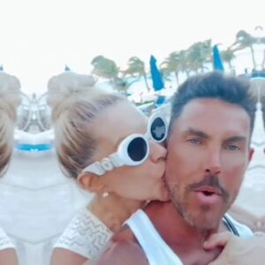 Lorena Herrera Instagram - Nunca dejes de creer en el Amor! Ese que buscas , que esperas ,Si Existe!! Solo tienes que trabajar visualizandolo, imaginandolo tal cual lo deseas constantemente, pero lo que le da toda la Fuerza es que sea con una Gran emoción, El poder qué tiene cuando juntamos Mente- Corazón es tremenda! Y otra muy importante: Trabaja en ti, en ser mejor persona para estar a la Altura de ese Amor que Deseas!
TE AMO por la Eternidad @assadroberto #felizsabado #beach  #vacations #travel