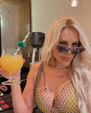 Lorena Herrera Instagram - Pasé unos días muy hermosos!Un poco  de todo, descanso y fiesta 😃
Me vine yo sola a @breathlessrivieracancun un día vino a visitarme mi amigo que Amo @gracielmontanez Si tú también quieres pasar unos días en pareja, sola o entré amigos te dejare en mis historias un descuento qué puedes aplicar en tu próximas vacaciones y es aplicable en lo que resta de año en cualquiera de sus destinos en el mundo!😃 @secretsrivieracancun #Felizmartes #vacations #relax #chill #nature  #pleasure #goodfood #cancun #rivieramaya #travel #mexico 🏝️🏖️