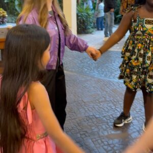 Lorena Queiroz Instagram - Recebi um convite muito especial das crianças da @ikmr_brasil para ir na festa de aniversário da @brunamarquezine. Vocês não tem noção do quão encantada eu fiquei com o carinho que recebi das crianças!!! Vivi muito obrigada por tudo, eu amei 🫶🏻