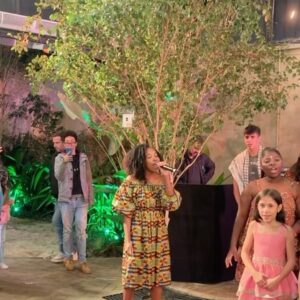 Lorena Queiroz Instagram - Recebi um convite muito especial das crianças da @ikmr_brasil para ir na festa de aniversário da @brunamarquezine. Vocês não tem noção do quão encantada eu fiquei com o carinho que recebi das crianças!!! Vivi muito obrigada por tudo, eu amei 🫶🏻