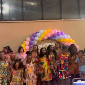 Lorena Queiroz Instagram - Recebi um convite muito especial das crianças da @ikmr_brasil para ir na festa de aniversário da @brunamarquezine. Vocês não tem noção do quão encantada eu fiquei com o carinho que recebi das crianças!!! Vivi muito obrigada por tudo, eu amei 🫶🏻