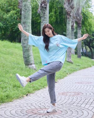 Lorene Ren Instagram - 有人跟我一樣喜歡穿白鞋嗎🙋🏻‍♀️

色彩豐富的超級英雄logo
你認得幾個？

#SKECHERS #DC #正義聯盟 #UNO #英雄復歸即刻行動