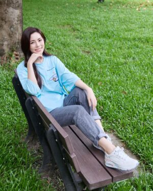 Lorene Ren Instagram - 有人跟我一樣喜歡穿白鞋嗎🙋🏻‍♀️

色彩豐富的超級英雄logo
你認得幾個？

#SKECHERS #DC #正義聯盟 #UNO #英雄復歸即刻行動