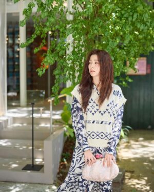 Lorene Ren Instagram - 日本旅行你最喜歡哪個城市？
我反覆想再去的就是京都了
在不同的神社寺廟走走看看
偶爾驚喜碰見穿梭在花見小路上的藝妓
春天的櫻吹雪
夏天的祇園祭
秋天的紅葉祭
冬天被白雪覆蓋的千年古都
充滿禪意
浪漫又優雅的地方
總是讓我流連忘返

每一個所到之處
都能收藏屬於當時的美好回憶
拿著pasticcino點心包
就讓我想起在京都時的舒適與寧靜
喜歡這樣透過旅行沉澱出更好的自己

有沒有哪座城市也讓你有這樣的感覺呢？
不藏私的推薦給我吧😍

#WeekendMaxMara @weekendmaxmara 
#PasticcinoBagWorldTour #PasticcinoBagTreasuresofJapan 
#giftedby 
#suppliedby