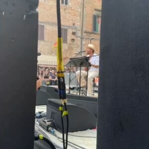 Lorenzo Cherubini Instagram - Il solstizio è l’inizio di una nuova estate, per me quello di questo 2024 è stato un vero inizio in tutti i sensi, perché ho salito i gradini di un piccolo palco con le mie gambe dopo tanti mesi. Non ho ancora recuperato tutto ma la strada è quella buona e in qualche mese di lavoro ce la posso fare, e comunque vedere gente mi fa saltare di gioia. Ho fatto un “salto” a Casole d’Elsa vicino a Siena dove @rickrubin ha messo in piedi il @festivalofthesun_ , il più  piccolo festival del mondo, in una terra grande. È la prima edizione di una cosa che è già unica. La piazza di #casoledelsa è piccola ma ieri sembrava il mondo per me. È stato bello rivedere un microfono davanti alla mia faccia e cantarci la gioia di ritrovare facce amiche di fornte a me. @adrianoviterbini mi ha accompagnato alla chitarra, e poi mi sono visto un po’ delle cose a sorpresa che c’erano nella chiesa del paese e nella piazza. Il festival va avanti anche oggi e stasera ci sarà una delle band migliori al mondo (sono un grande fan, è un festival di sorprese quindi non ve lo posso dire chi sono, ma sono canadesi ☀️❤️) #casoledelsa #festivaldesole #siena #toscana #italia #europa #pianetaterra #sistemasolare #jovanotti #lorenzo #jova #rickrubin (videino by @fravaliani )