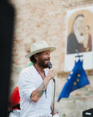 Lorenzo Cherubini Instagram - Il solstizio è l’inizio di una nuova estate, per me quello di questo 2024 è stato un vero inizio in tutti i sensi, perché ho salito i gradini di un piccolo palco con le mie gambe dopo tanti mesi. Non ho ancora recuperato tutto ma la strada è quella buona e in qualche mese di lavoro ce la posso fare, e comunque vedere gente mi fa saltare di gioia. Ho fatto un “salto” a Casole d’Elsa vicino a Siena dove @rickrubin ha messo in piedi il @festivalofthesun_ , il più  piccolo festival del mondo, in una terra grande. È la prima edizione di una cosa che è già unica. La piazza di #casoledelsa è piccola ma ieri sembrava il mondo per me. È stato bello rivedere un microfono davanti alla mia faccia e cantarci la gioia di ritrovare facce amiche di fornte a me. @adrianoviterbini mi ha accompagnato alla chitarra, e poi mi sono visto un po’ delle cose a sorpresa che c’erano nella chiesa del paese e nella piazza. Il festival va avanti anche oggi e stasera ci sarà una delle band migliori al mondo (sono un grande fan, è un festival di sorprese quindi non ve lo posso dire chi sono, ma sono canadesi ☀️❤️) #casoledelsa #festivaldesole #siena #toscana #italia #europa #pianetaterra #sistemasolare #jovanotti #lorenzo #jova #rickrubin (videino by @fravaliani )