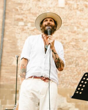 Lorenzo Cherubini Instagram - Il solstizio è l’inizio di una nuova estate, per me quello di questo 2024 è stato un vero inizio in tutti i sensi, perché ho salito i gradini di un piccolo palco con le mie gambe dopo tanti mesi. Non ho ancora recuperato tutto ma la strada è quella buona e in qualche mese di lavoro ce la posso fare, e comunque vedere gente mi fa saltare di gioia. Ho fatto un “salto” a Casole d’Elsa vicino a Siena dove @rickrubin ha messo in piedi il @festivalofthesun_ , il più  piccolo festival del mondo, in una terra grande. È la prima edizione di una cosa che è già unica. La piazza di #casoledelsa è piccola ma ieri sembrava il mondo per me. È stato bello rivedere un microfono davanti alla mia faccia e cantarci la gioia di ritrovare facce amiche di fornte a me. @adrianoviterbini mi ha accompagnato alla chitarra, e poi mi sono visto un po’ delle cose a sorpresa che c’erano nella chiesa del paese e nella piazza. Il festival va avanti anche oggi e stasera ci sarà una delle band migliori al mondo (sono un grande fan, è un festival di sorprese quindi non ve lo posso dire chi sono, ma sono canadesi ☀️❤️) #casoledelsa #festivaldesole #siena #toscana #italia #europa #pianetaterra #sistemasolare #jovanotti #lorenzo #jova #rickrubin (videino by @fravaliani )