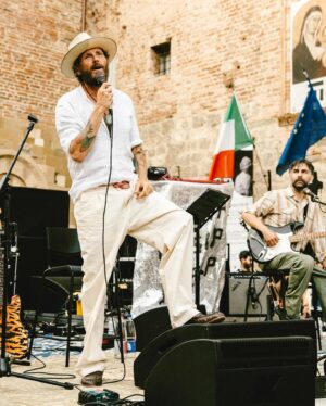 Lorenzo Cherubini Instagram - Il solstizio è l’inizio di una nuova estate, per me quello di questo 2024 è stato un vero inizio in tutti i sensi, perché ho salito i gradini di un piccolo palco con le mie gambe dopo tanti mesi. Non ho ancora recuperato tutto ma la strada è quella buona e in qualche mese di lavoro ce la posso fare, e comunque vedere gente mi fa saltare di gioia. Ho fatto un “salto” a Casole d’Elsa vicino a Siena dove @rickrubin ha messo in piedi il @festivalofthesun_ , il più  piccolo festival del mondo, in una terra grande. È la prima edizione di una cosa che è già unica. La piazza di #casoledelsa è piccola ma ieri sembrava il mondo per me. È stato bello rivedere un microfono davanti alla mia faccia e cantarci la gioia di ritrovare facce amiche di fornte a me. @adrianoviterbini mi ha accompagnato alla chitarra, e poi mi sono visto un po’ delle cose a sorpresa che c’erano nella chiesa del paese e nella piazza. Il festival va avanti anche oggi e stasera ci sarà una delle band migliori al mondo (sono un grande fan, è un festival di sorprese quindi non ve lo posso dire chi sono, ma sono canadesi ☀️❤️) #casoledelsa #festivaldesole #siena #toscana #italia #europa #pianetaterra #sistemasolare #jovanotti #lorenzo #jova #rickrubin (videino by @fravaliani )