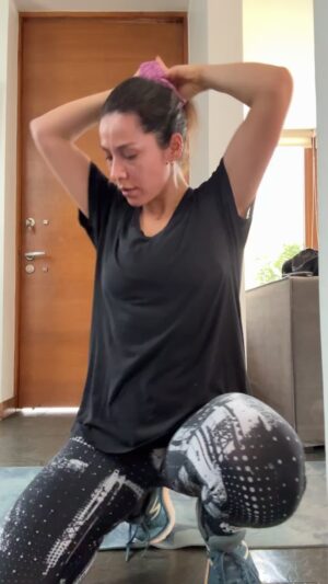 Loreto Aravena Instagram - Aquí les dejo la rutina de #lasdelosviernes cumpliendo un año entrenando juntas con @leo___espinoza 
Son 6 repeticiones de cada ejercicio con descanso de 2 min por cada 2 repeticiones… En resumen lo que vieron en este video son 2 repeticiones  de 6 ejercicio hacen pausa de 2 min y repiten 💪🏼 ojalá sumar peso (mancuernas o tobillera y muñequera con peso) si tienes más de 40!