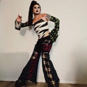 Loris Instagram - *Teletubby Toilet Bowl has entered the chat* 
What did we think of last night’s @bouletbrothersdragula episode??? 
Little know fact: I get ready in a port-a-potty every day, It’s called my house 😂😂😂
Corset by @gummibaerlatex 🖤
Swipe for a jump scare 👻 
Photo by @juanmiguelvon 
#dragula