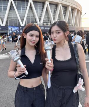 Lotus Wang Instagram - 期待aespa演唱會🥰
母女開心的夜晚❤️

#stacy庭庭
#Candy繶帆
#我是保庇天后王彩樺