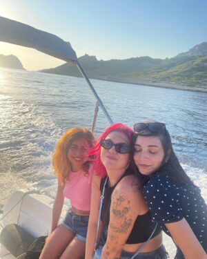 Louane Emera Instagram - 🧜🏼‍♀️

(Swipe jusqu’a la fin pour la petite main la plus mimi du mois d’août) 🥹