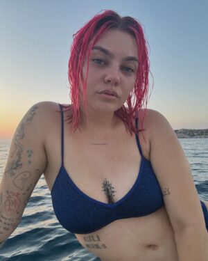 Louane Emera Instagram - 🧜🏼‍♀️

(Swipe jusqu’a la fin pour la petite main la plus mimi du mois d’août) 🥹