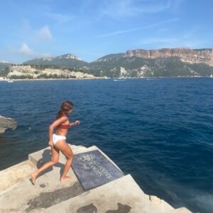 Louane Emera Instagram - 🧜🏼‍♀️

(Swipe jusqu’a la fin pour la petite main la plus mimi du mois d’août) 🥹