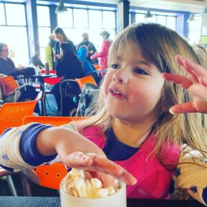 Louis-François Marcotte Instagram - Bonne fête à cette petite amour 💕 
5 ans !! Le plus inquiétant pour moi de la voir grandir c’est que depuis le début de l’école elle a eu 4 chums !!😅 Sinon cette boule d’énergie nous rempli de bonheur quotidiennement...😘😘
@patricia_paquin