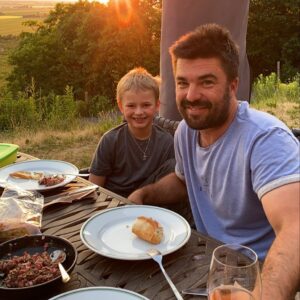 Louis-François Marcotte Instagram - Fiston qui adore le tartare de bœuf 😁
Souper facile ! Merci  @_lacage 
@patricia_paquin