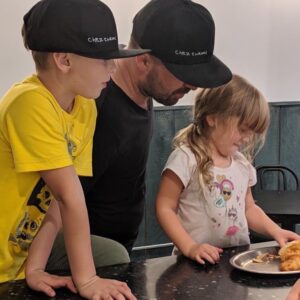 Louis-François Marcotte Instagram - Ça résume ma vie des dernières semaines... faire des croissants, des cafés, pis me lever à 4:30 am 😂 @chezcheval 
@patricia_paquin