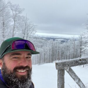 Louis-François Marcotte Instagram - Jouer dehors ... 
le plus possible 😁✌️
@obersonboutique 
@bromont_montagne