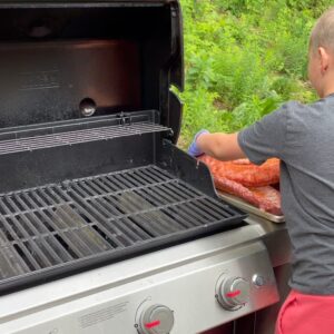 Louis-François Marcotte Instagram - Pause de souper aujourd’hui, c’est mon grand qui a fait le repas sur mon Genesis E-335 de @webergrillsca, rien de trop beau! Et pour les débutants, c’est parfait : fiston s’est fié au Weber Connect intégré pour suivre la cuisson de la viande (sous mon œil attentif, bien-sûr). Baby back ribs 4 heures à feu indirect, rub d’épices cajun 👌👌
#ad