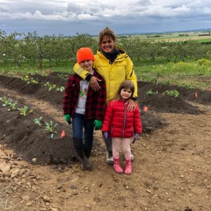 Louis-François Marcotte Instagram - Voici une partie de l’équipe de gestion du jardin 2020 😍
@patricia_paquin 
@gaelbetts