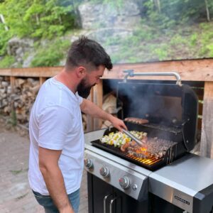 Louis-François Marcotte Instagram - Ce grill intelligent se connecte à votre téléphone par Bluetooth pour guider votre cuisson étape par étape! 😁😁Qu’avez-vous prévu pour le barbecue cette semaine? #WeberGrillsCA #pub