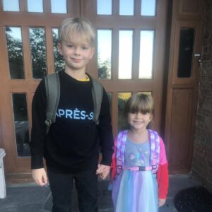 Louis-François Marcotte Instagram - LA photo de la rentrée ! Gabriel commence sa 4e et Florence la maternelle avec beaucoup d’excitation!! #écoledelamitié 
@patricia_paquin