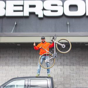 Louis-François Marcotte Instagram - Ma nouvelle ride !!! Comme un petit garçon avec un nouveau jouet 😁
@obersonboutique 
@bikeonscott