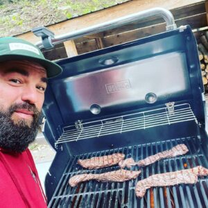 Louis-François Marcotte Instagram - Cuisson de l’onglet de bœuf... 
je préfère laisser le couvercle du BBQ ouvert lorsque les pièces de viandes sont plus petites ... ça permet de ne pas trop cuire, bien griller à l’extérieur et saignant à l’intérieur...
Sortir les morceaux du réfrigérateur 30 min avant et laisser reposer après cuisson quelques minutes aussi !! #genesisbbq 
@webergrillsca 
#ad