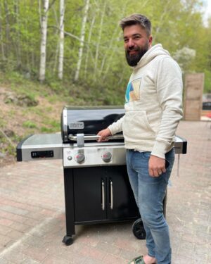 Louis-François Marcotte Instagram - Vous savez tous à quel point je suis fan de bbq...Avec l'été qui arrive, je suis très content de collaborer avec @webergrillsca pour faire des bbq pendant tout l’été. Même les plus débutants peuvent griller comme un chef avec le barbecue intelligent Weber Genesis II EX-335 😉 Sa technologie intégrée permet de cuire le repas parfait, et ce, à tous les coups. 

#WeberGrillsCA #pub