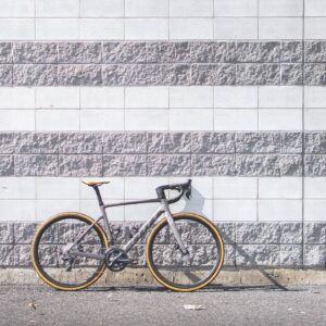 Louis-François Marcotte Instagram - Ma nouvelle ride !!! Comme un petit garçon avec un nouveau jouet 😁
@obersonboutique 
@bikeonscott