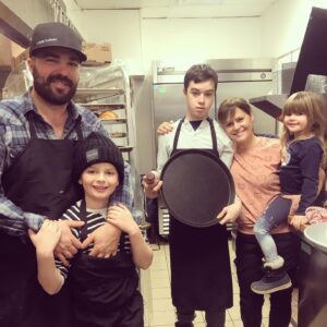 Louis-François Marcotte Instagram - La vie en famille quand on a un restaurant... tout le l’monde travaille !! 😁👍 @chezcheval 
@patricia_paquin