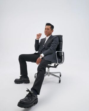 Louis Koo Instagram - 【 MINGWATCH ｜首期封面人物 Louis Koo 古天樂 ｜用有限時間 主動做無限的事 】

Watch & Wardrobe : LOUIS VUITTON 
Interview & Text:月巴氏 
Photo: PAZU CHAN
Make Up: CARMEN MAN
Hair: DAN TAM(04)
Styling: KATY TSANG 
Videography: MARCO DA ROSA • ASH LEUNG

#LouisVuitton #LVWatches #LVEscale  #mingwatch #mingwatchplus