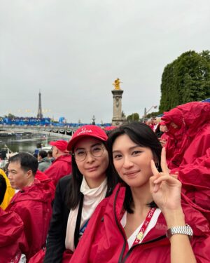 Louise Wong Instagram - So happy to be here experiencing
the Paris2024 Olympics opening ceremony🇫🇷💜

落住雨喺巴黎塞納河睇奧運開幕禮絕對係人生一個特別難忘嘅體驗同回憶💯
最後見到Céline Dion出場唱歌真係超熱血超滾動!🥹😭🫶🏻

@OMEGA
#OMEGAhk
#OMEGA
#OMEGAOfficialTimeKeeper
#Paris2024