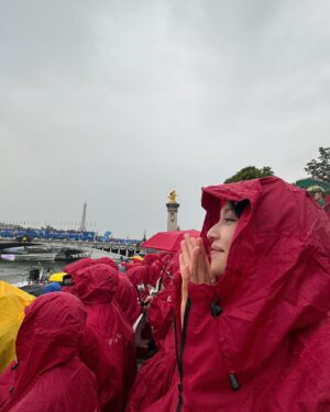 Louise Wong Instagram - So happy to be here experiencing
the Paris2024 Olympics opening ceremony🇫🇷💜

落住雨喺巴黎塞納河睇奧運開幕禮絕對係人生一個特別難忘嘅體驗同回憶💯
最後見到Céline Dion出場唱歌真係超熱血超滾動!🥹😭🫶🏻

@OMEGA
#OMEGAhk
#OMEGA
#OMEGAOfficialTimeKeeper
#Paris2024