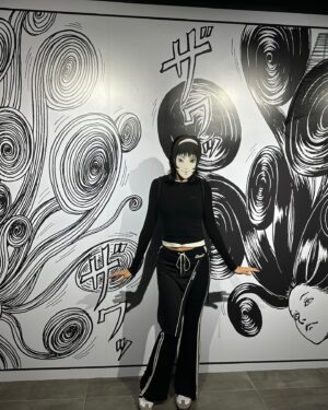 Louise Wong Instagram - 能夠讓我突然衝動下決定的事
其中之一
快閃旅行🖤⚡️

看到有這個實在忍不住要去啊～!
鬼屋 打卡位 精品全部都超正🤤💯 So Happy 

#throwback