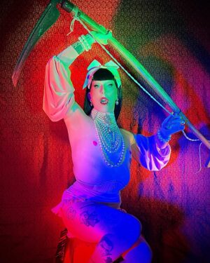 Louisianna Purchase Instagram - 🎀💕🩸Come closer🩸💕🎀

Vamp playtime in Chicago with @iampottymouth ❤️

Photography @iampottymouth Lighting assistant @mx.severine My velvet shorts and sleeves @sleep__never